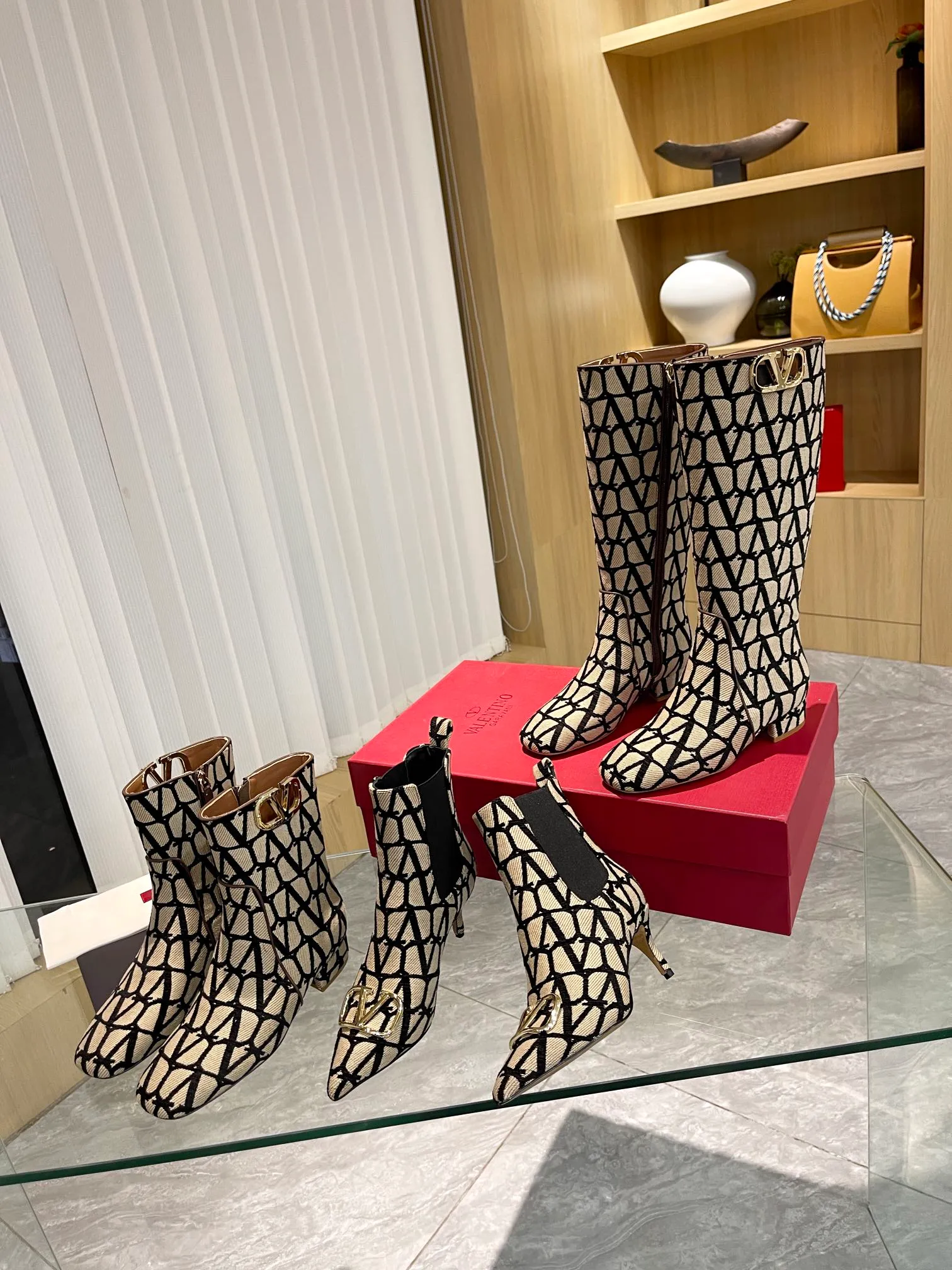 👟👟Ex-factory price 560👟👟 Genuine leather sole +40 [Valentino] Valentino ~ Unique [V logo fabric print pattern] with light gold metal [V buckle] fashion women's boots: Made with original craftsmanship, comfortable and versatile, showing long legs! Absolutely classy! Fabric: High-grade fabric printed cloth➕Imported sheepskin lining⚡Boot shaft. [Light Gold V Buckle] Decorative accessory! Outsole: 2 types: non-slip and wear-resistant rubber outsole and Italian leather outsole Size: 35−41 (customized for sizes 34-42)